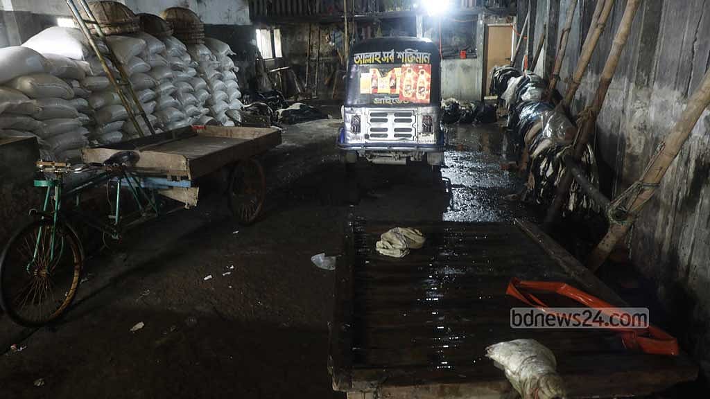 কাঁচা চামড়া সংগ্রহের সবচেয়ে বড় আড়ৎ লালবাগের পোস্তায় চলছে চামড়া সংগ্রহের প্রস্তুতি।