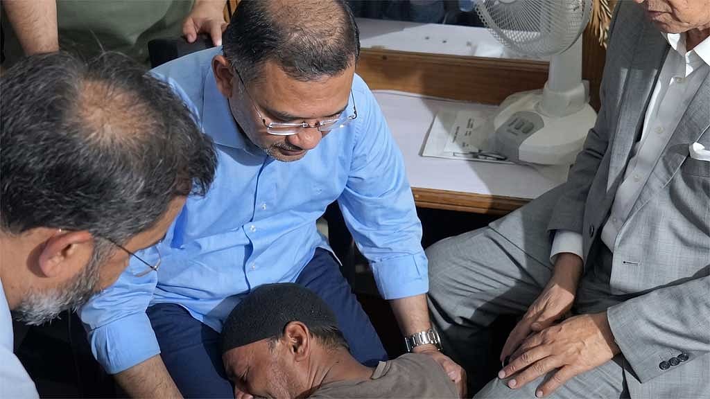 রামিসার শোকসন্তপ্ত বাবা আব্দুল হান্নান মোল্লাকে সান্ত্বনা দিচ্ছেন প্রধানমন্ত্রী তারেক রহমান।
