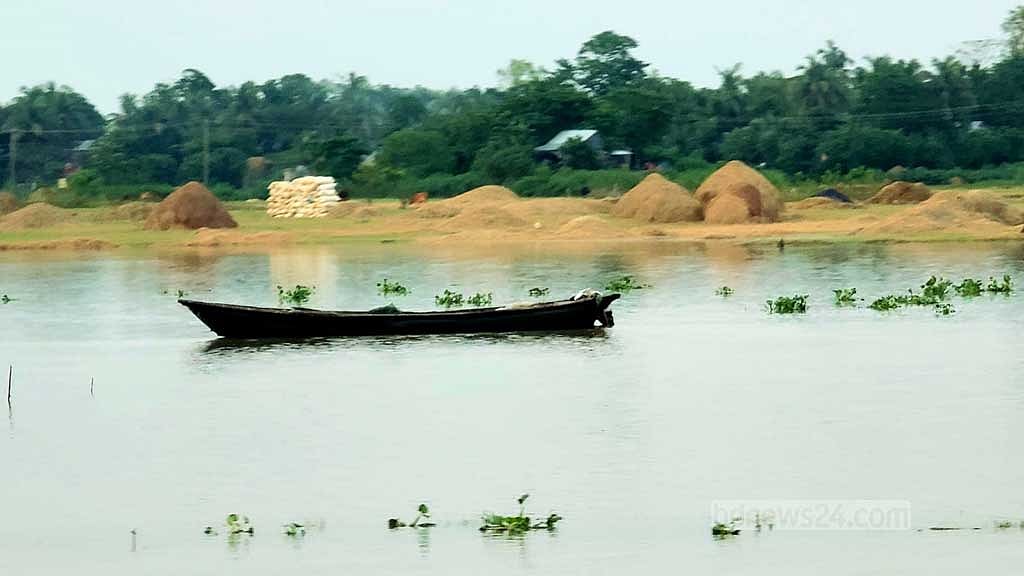 জলে ভাসছে চার উপজেলা নিয়ে বিস্তৃত ছায়ার হাওর। তার নিচে কৃষকের বছরের একমাত্র বোরো ফসল। 