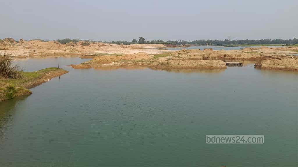 সিলেটের কোম্পানিগঞ্জে হযরত শাহ আরেফিনের (রহ.) স্মৃতিবিজড়িত বিশাল টিলা থেকে পাথর লুট করে এভাবে গভীর খাদে পরিণত করা হয়েছে। 