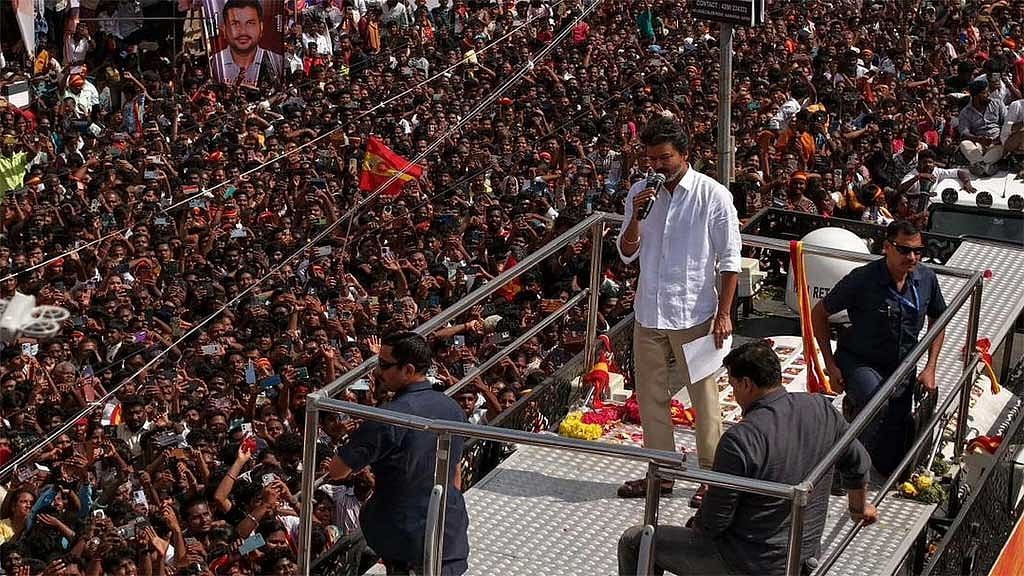 দক্ষিণ ভারতে এক রাজনৈতিক সমাবেশে বক্তব্য দিচ্ছেন অভিনেতা ও রাজনীতিক থালাপতি বিজয়। ছবি: রয়টার্স