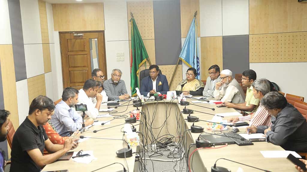 ইউজিসি কার্যালয়ে সোমবার বিকালে সংবাদ সম্মেলনে এসে কর্মশালার বিস্তারিত তুলে ধরেন কমিশনের চেয়ারম্যান অধ্যাপক মামুন আহমেদ।