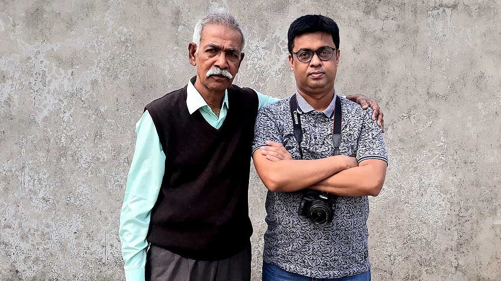 মুক্তিযোদ্ধা আবু মোহাম্মদ সরওয়ার হোসাইন চৌধুরীর সঙ্গে লেখক সালেক খোকন।