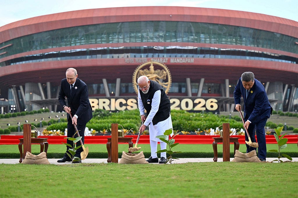 ব্রিকস সম্মেলনে গাছের চারা রোপণ করছেন রাশিয়ার প্রেসিডেন্ট ভ্লাদিমির পুতিন, ভারতের প্রধানমন্ত্রী নরেন্দ্র মোদী ও চীনের প্রেসিডেন্ট শি জিনপিং। ছবি: ভারতের প্রেস ইনফরমেশন ব্যুরো/রয়টার্স