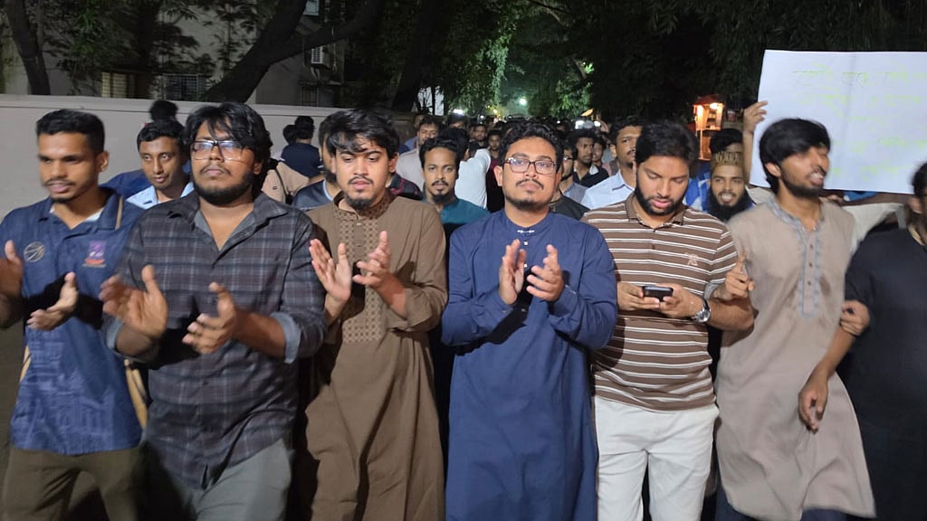 সরকারি চাকরির মৌখিক পরীক্ষায় নম্বর বাড়ানোর প্রতিবাদে ডাকসুর বিক্ষোভ