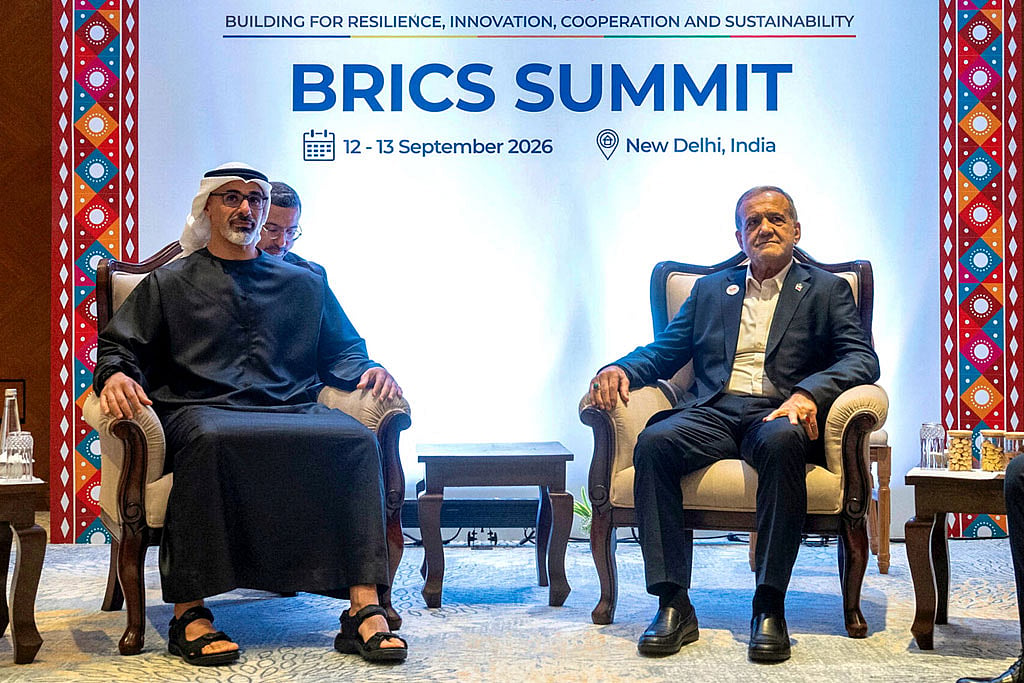 ব্রিকস সম্মেলনের ফাঁকে শনিবার দিল্লিতে ইরানের প্রেসিডেন্ট মাসুদ পেজেশকিয়ান এবং আবুধাবির ক্রাউন প্রিন্স শেখ খালেদ বিন মোহাম্মদ বিন জায়েদ আল নাহিয়ানের মধ্যে বৈঠক হয়। ছবি: রয়টার্স