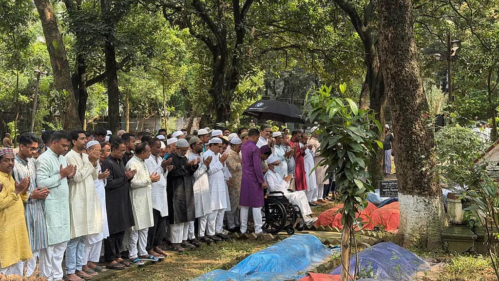 মা-বাবার কবর জিয়ারত করলেন মির্জা আব্বাস