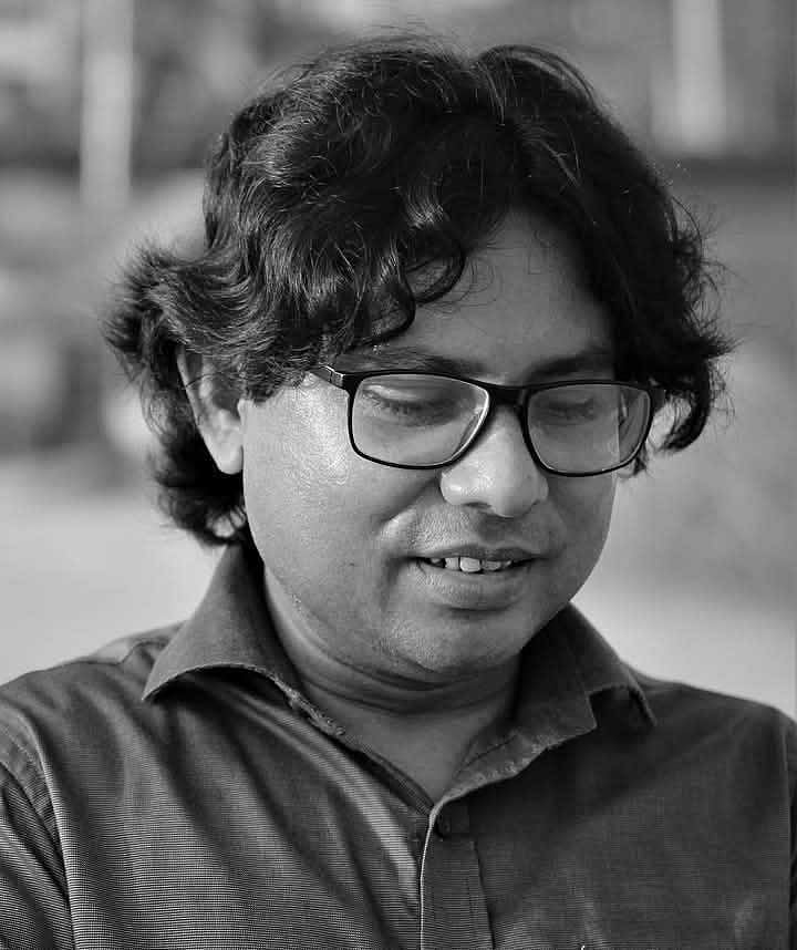 সন্তানের সাফল্যের কফিনে মায়ের পচা লাশ