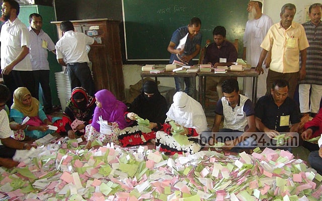 কাগজের ব্যালট এভাবে গণনা করা হয় ফাইল ছবি