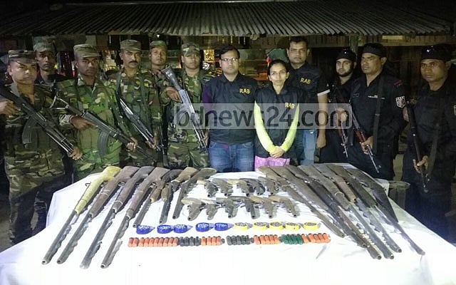 বান্দরবানের অস্ত্রসহ আটক ৪