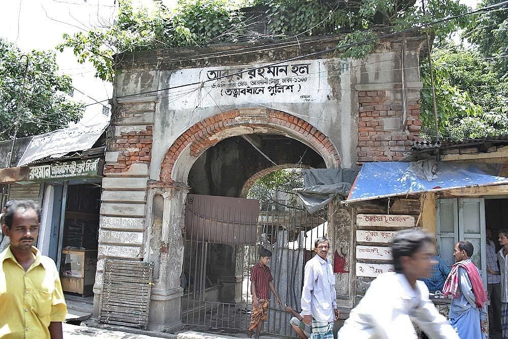 Police and local people take hold of Abdur Rahman Hall of Jagannath University at Battala, Armanitola. Photo: Qamruzzaman/ bdnews24.com/ Dhaka, July 13, 2007 