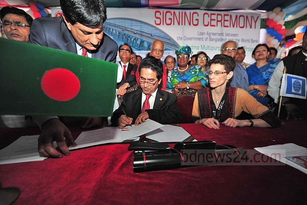 WB country director Ellen Goldstein and Economic Relations Division secretary Mosharraf Hossain Bhuiyan signing Padma bridge loan agreement aboard language martyr 'Barkat' ferry at Mawa point on Thursday. Photo: mustafiz mamun/ bdnews24.com/ Dhaka, Apr 28, 2011 