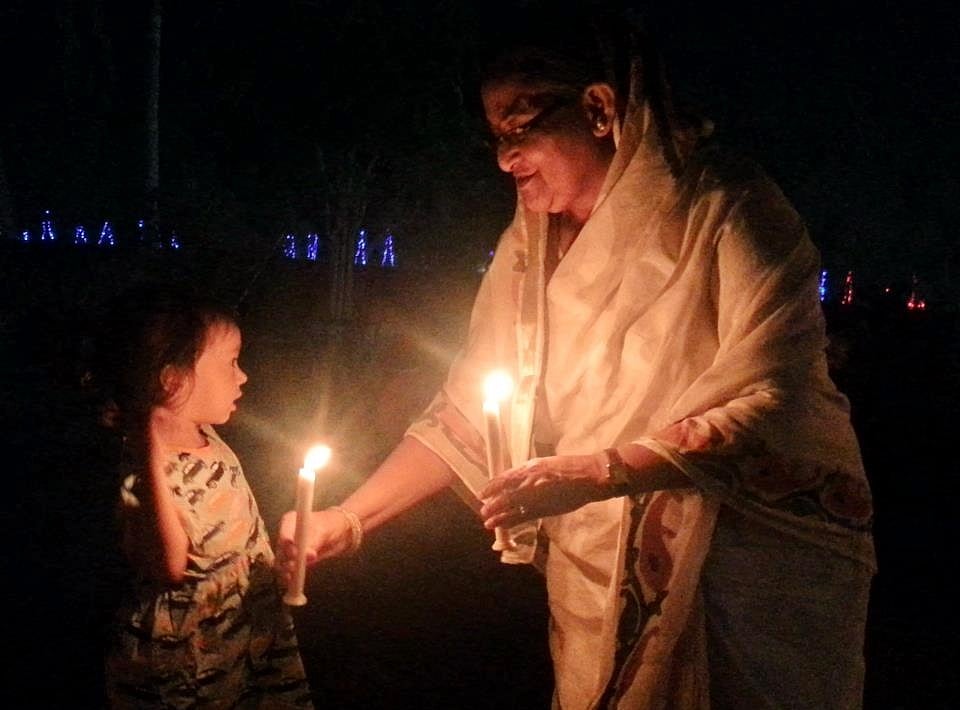 মোমবাতি হাতে সংহতিতে প্রধানমন্ত্রী শেখ হাসিনা। 