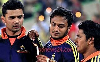 Bangladesh cricket team players Shakib Al Hasan, Mashrafe Bin Mortaza and Mohamamd Ashraful light candles in a show of support for the Shahbagh movement demanding death sentences for all 'war criminals' 