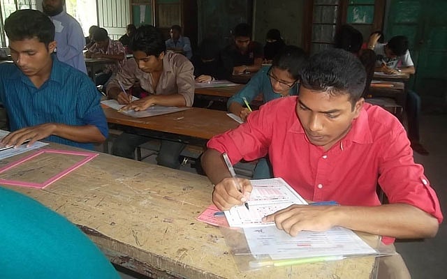 পা হারানো লিমন ২০১৩ সালে উচ্চ মাধ্যমিক পরীক্ষা দেন।