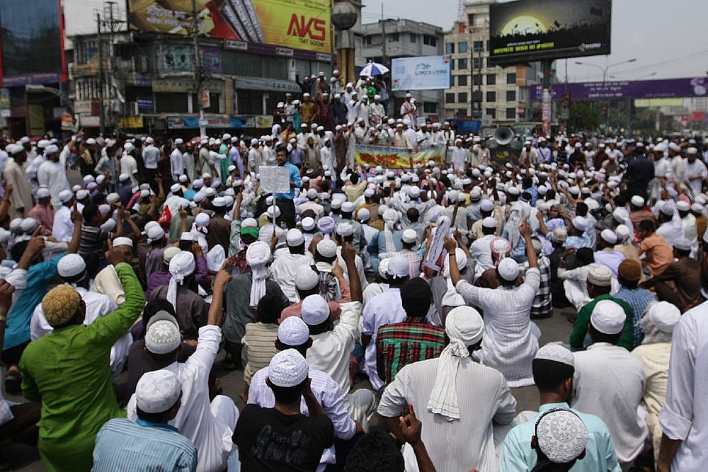 বাংলাদেশে ধর্মভিত্তিক রাজনৈতিক দলগুলো প্রায়ই ব্ল্যাসফেমি আইনের দাবি জানিয়ে আসছে।