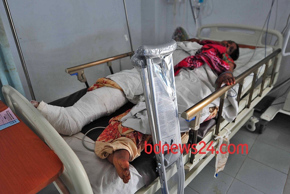 এনাম মেডিকেল কলেজ হাসপাতালে চিকিৎসাধীন অবস্থায় একজন আহত শ্রমিক। 