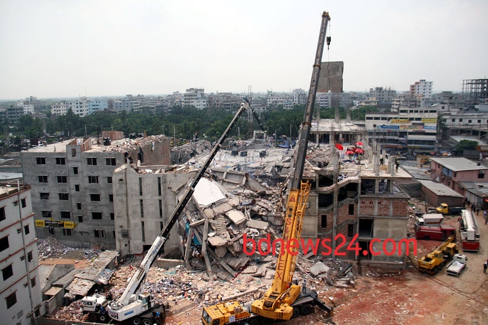 ভবন ধসের ষষ্ঠ দিনে ভারী যন্ত্রপাতি আর সরঞ্জাম দিয়ে চলছে উদ্ধার অভিযান। 