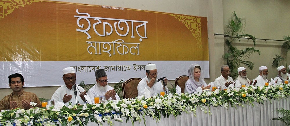 ২০১৩ সালে এক ইফতার মাহফিলে জামায়াতে ইসলামীর তখনকার শীর্ষ নেতৃত্বের সঙ্গে বিএনপি চেয়ারপারসন খালেদা জিয়া  