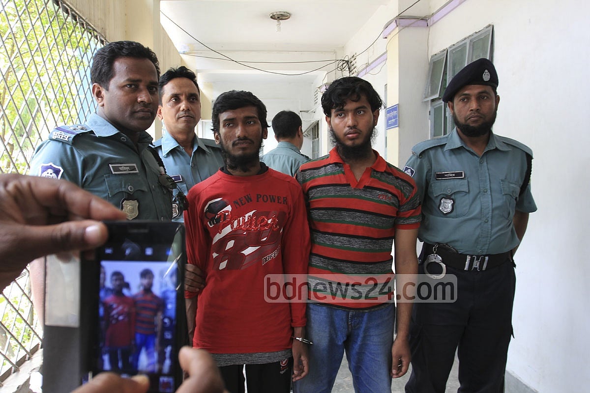 হত্যাকাণ্ডের পর ঘটনাস্থল থেকে আটক করা হয় আরিফুল ও জিকরুল্লাহকে।