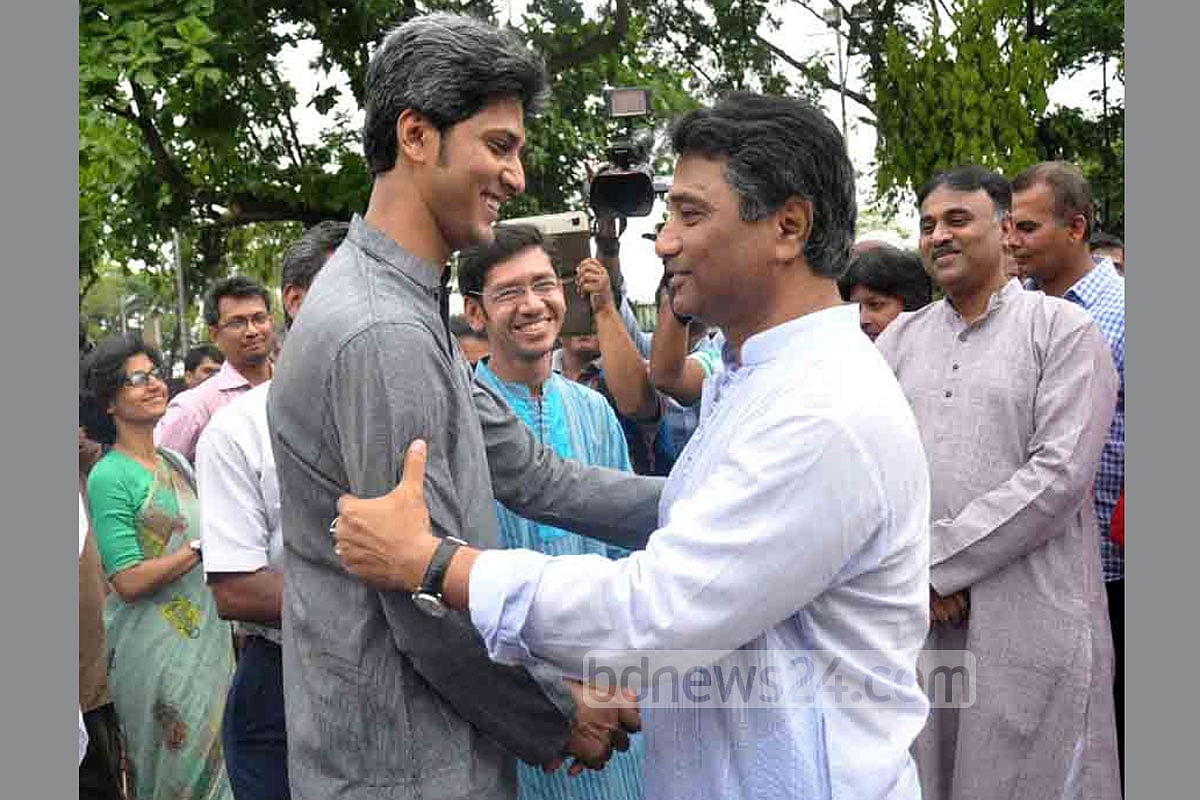 Annisul Huq exhangespleasantries with the rival runner Jonaid Saki as they bumped ​into each other ​during the campaign.​ 