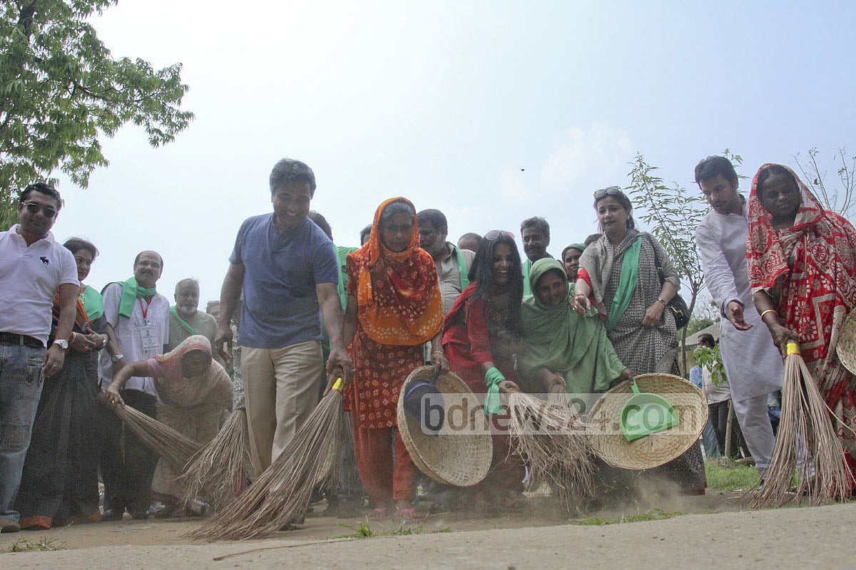 Annisul Huq at Gulshan during a ‘symbolic’ cleanliness drive, a part of his electoral campaign. Photo: tanvir ahammed/ bdnews24.com 