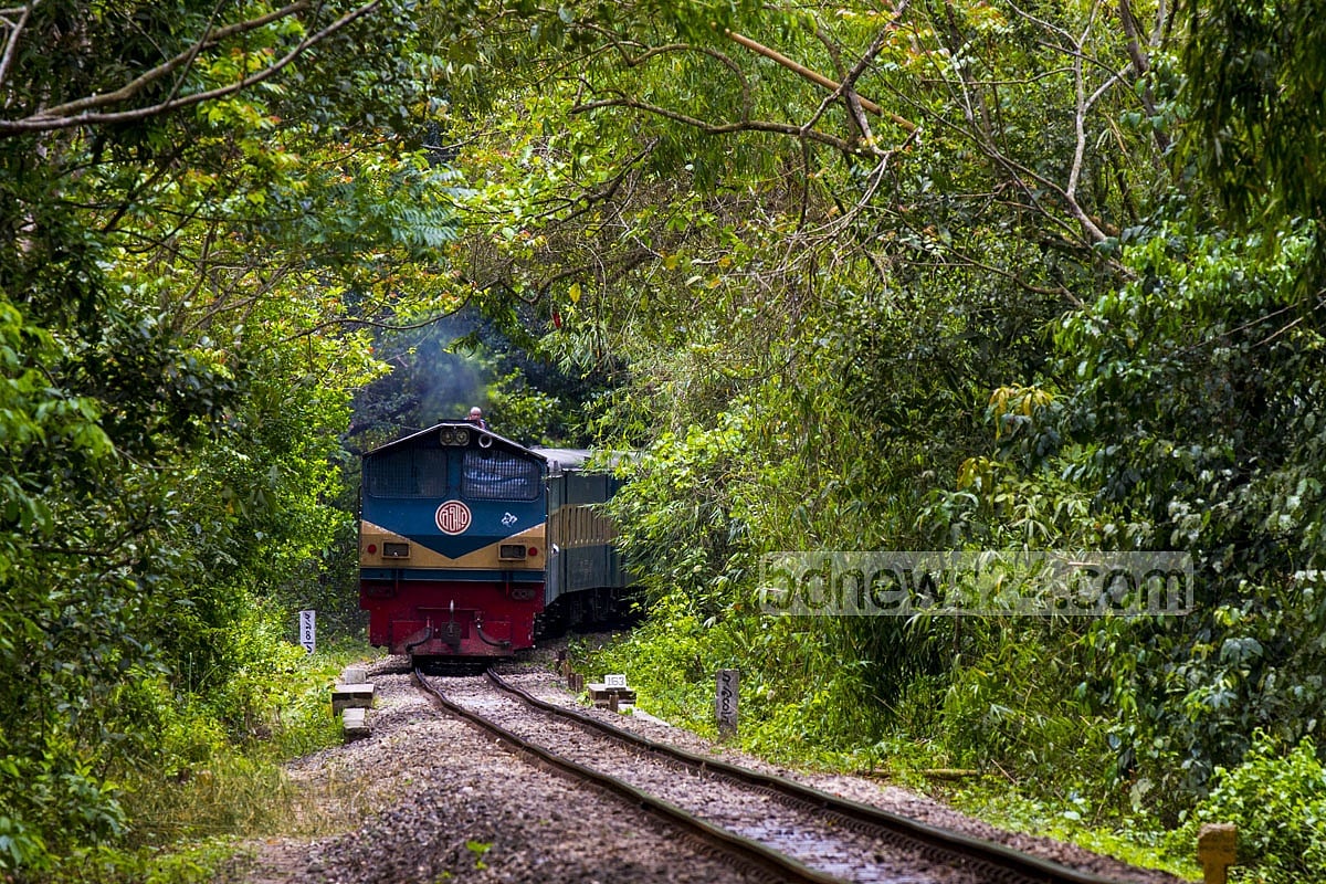 ক্লিপ ভেঙে দুই ভাগ পাহাড়িকা এক্সপ্রেস, বগি রেখেই ছুটল ট্রেন