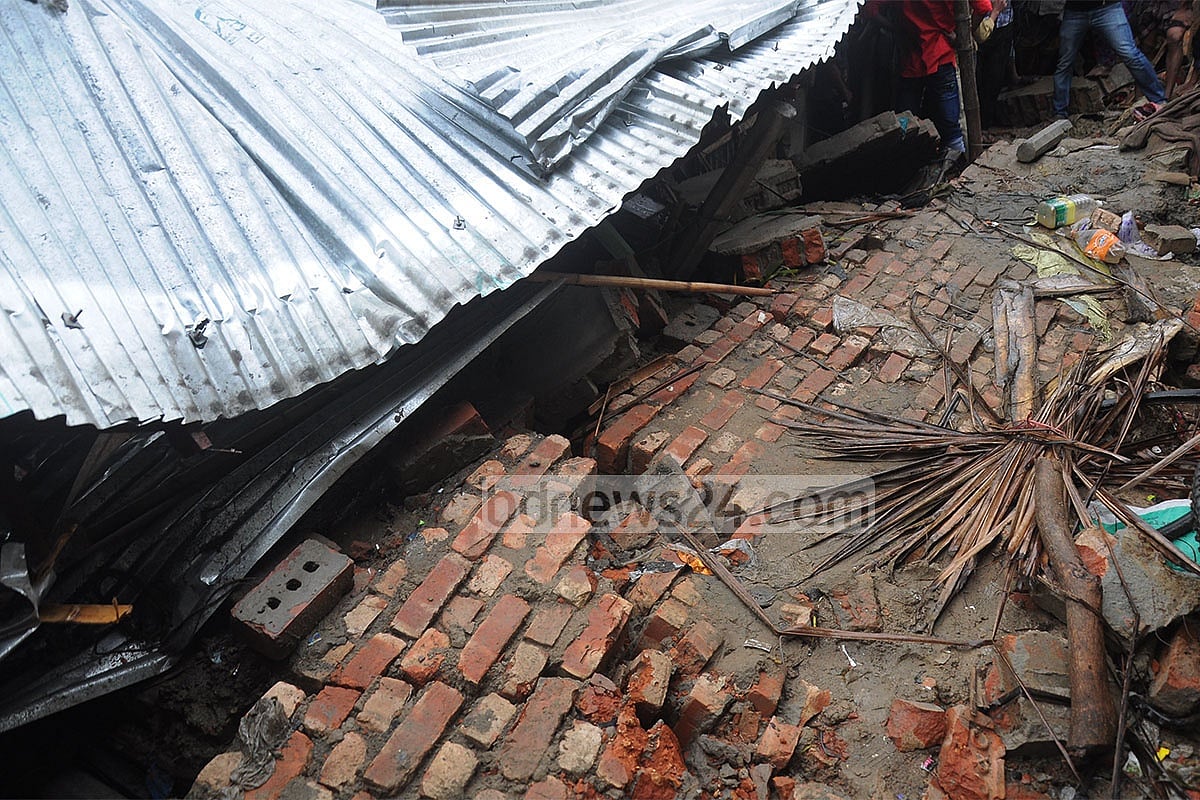 লালখান বাজারে দেওয়াল ধসে চাপা পড়া ঘর 