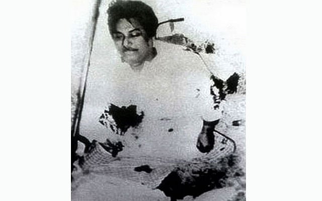 ৩২ নম্বরে ভবনের সিঁড়িতে বঙ্গবন্ধুর লাশ। সংগৃহীত ছবি