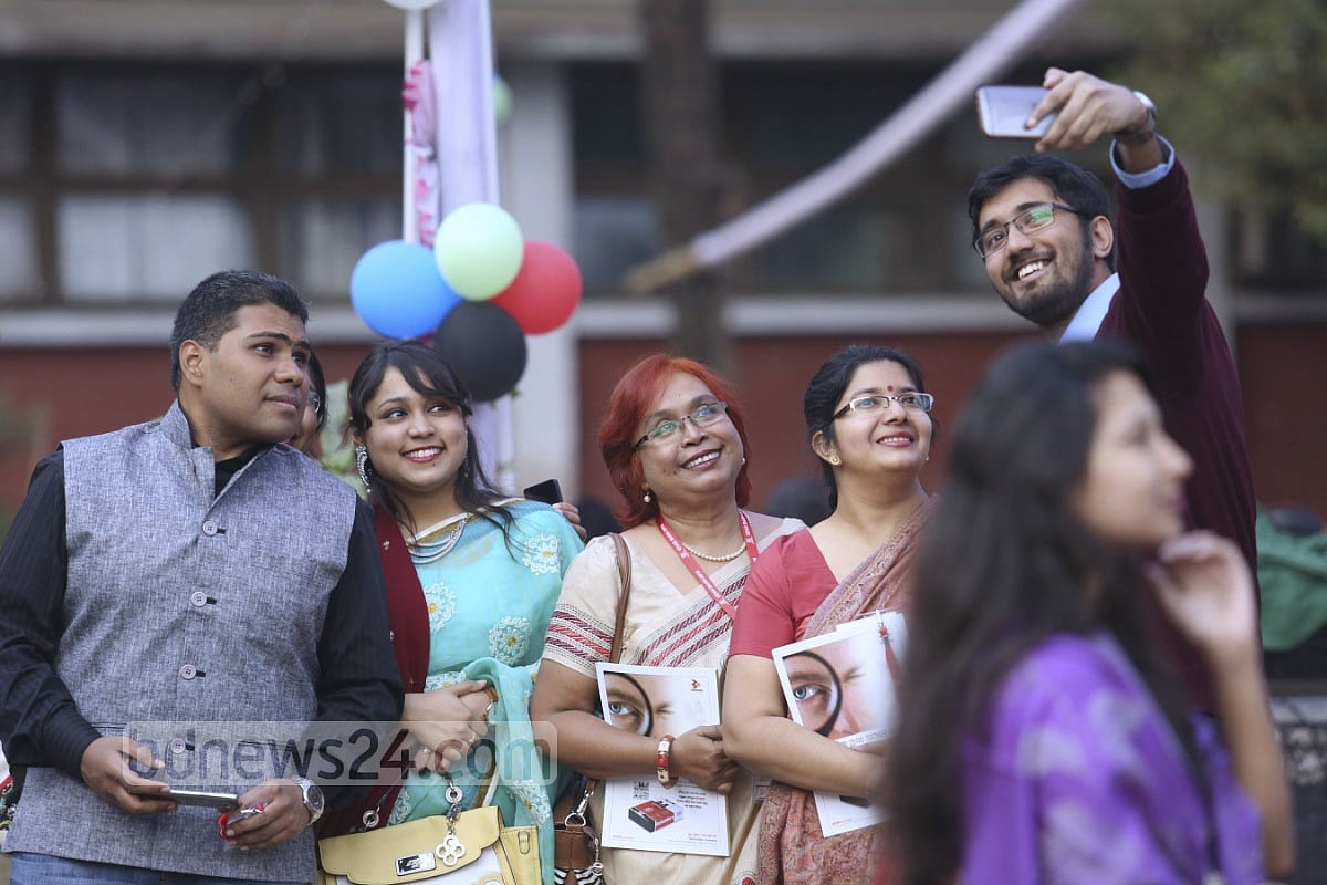 Time to take a group selfie 