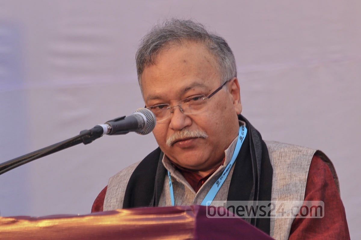 EDAS President Wazir Sattar speaks at its 2016 reunion at the Dhaka University's TSC on Friday. 