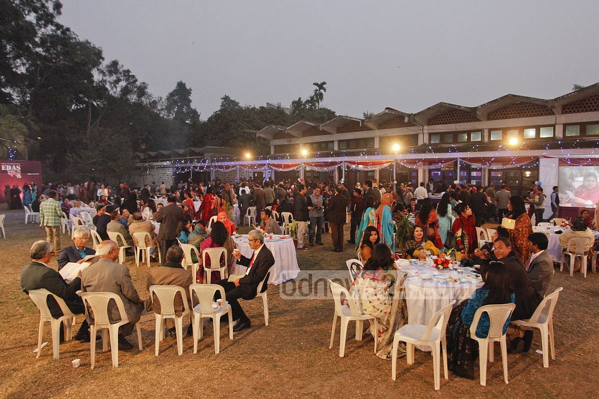 Scattered small crowds 