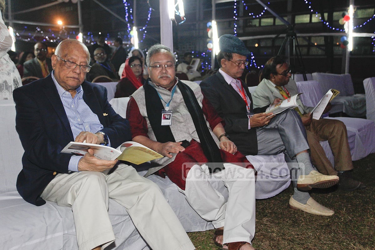Finance Minister AMA Muhith (L) browses an EDAS souvenir at the reunion 