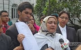 Salauddin Quader Chowdhury's wife Farhat Quader Chowdhury holds a 'copy of the verdict' as she speaks to reporters on the court premises. File photo. 