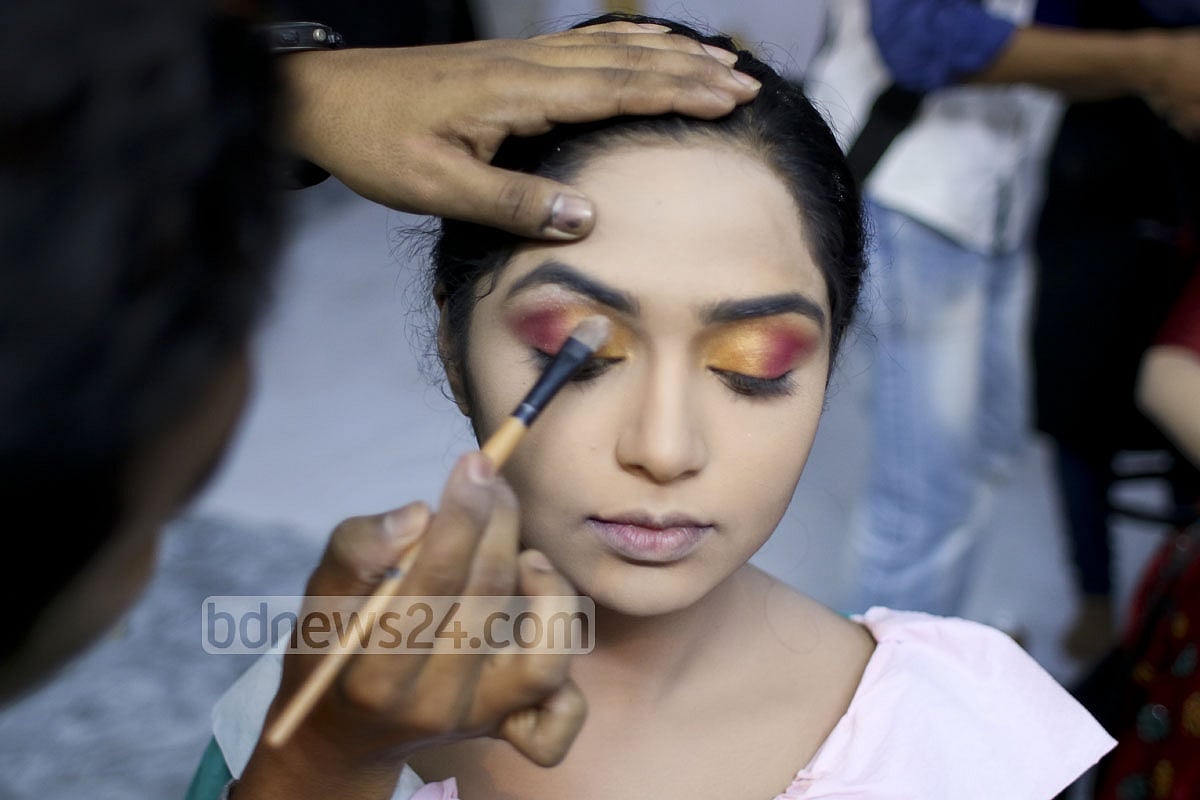 গরমে তৈলাক্ত ত্বকের মেইকআপ