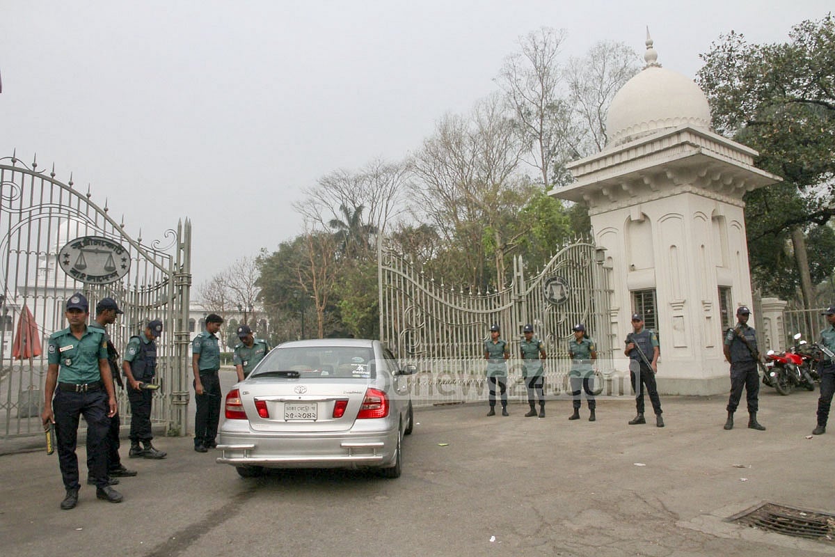 Police stand guards outside High Court in Dhaka ahead of verdict on Mir Quasem's appeal. 