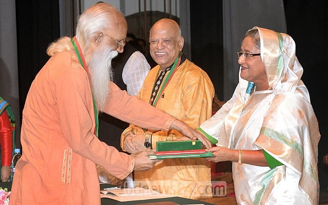 ২০১৬ সালে স্বাধীনতা পুরস্কার নেন নির্মলেন্দু গুণ ফাইল ছবি