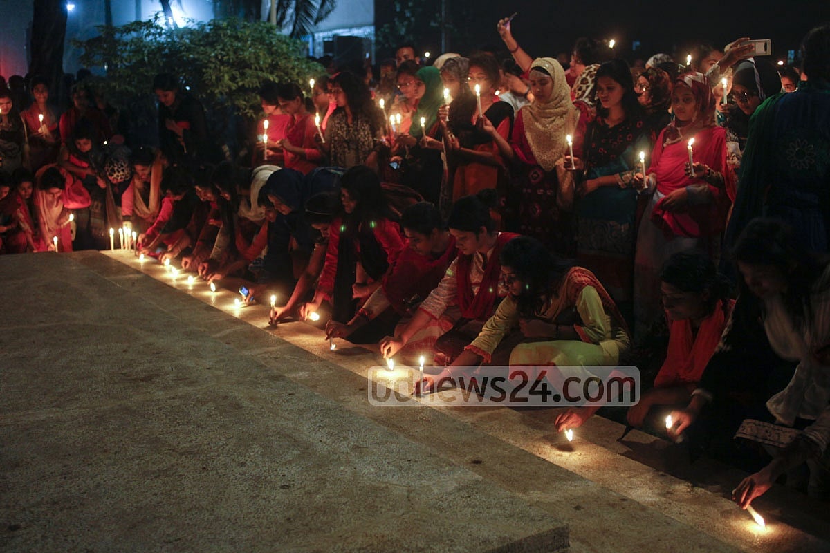 কালরাতের গণহত্যায় ঢাকা বিশ্ববিদ্যালয়ের জগন্নাথ হলের শহীদদের স্মরণ করা হয় মোমবাতি প্রজ্জালন করে। ফাইল ছবি