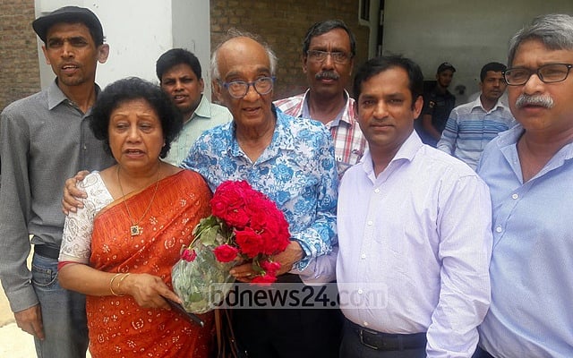 ২০১৬ সালে জামিনে মুক্তি পাওয়ার পর স্ত্রীর সঙ্গে শফিক রেহমান 