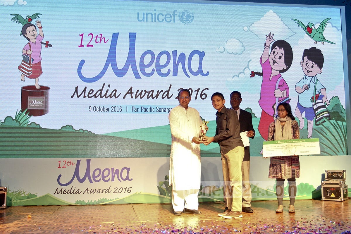 Sheikh Surfuddin Reza of bdnews24.com's Hello, a children journalists-run web portal, receives Unicef's Meena Media Award 2016 at Dhaka's Sonargaon Hotel on Sunday. Photo: asif mahmud ove 