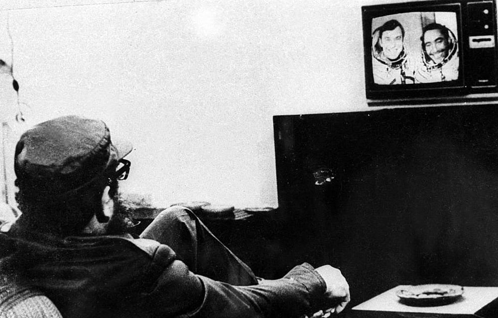 Fidel Castro watches Cuban cosmonaut Arnaldo Tamayo Mendez and Soviet cosmonaut Yuri Romanenko on a television transmission during the Soyuz 38 space mission in Havana September 1980. Reuters 