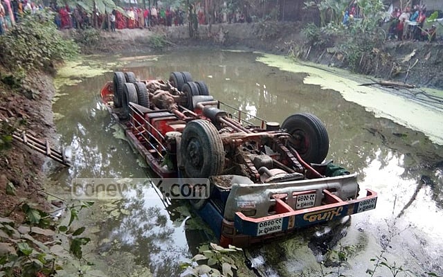 সাতক্ষীরায় ট্রাক উল্টে পুকুরে, চালকসহ নিহত ২