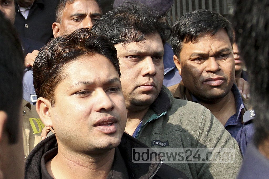 সাবেক র‌্যাব কর্মকর্তা আরিফ হোসেন, পেছনে এম এম রানা 