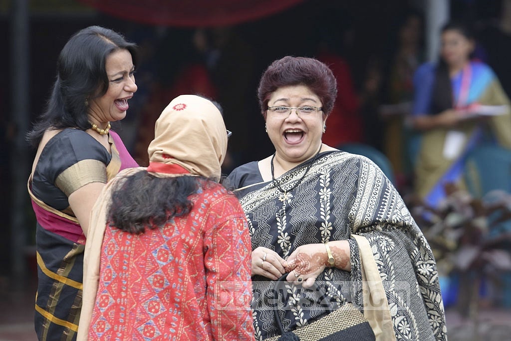 The alumni rejoicing with old friends. The alumni rejoicing with old friends.