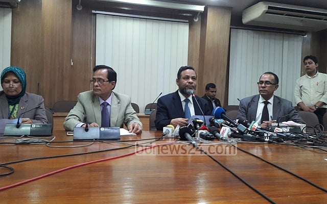Cabinet Secretary Shafiul Alam (third from left) briefing the media on Monday. 
