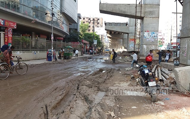People commuting in the site as no safety barrier or sign is put in place. People commuting in the site as no safety barrier or sign is put in place.