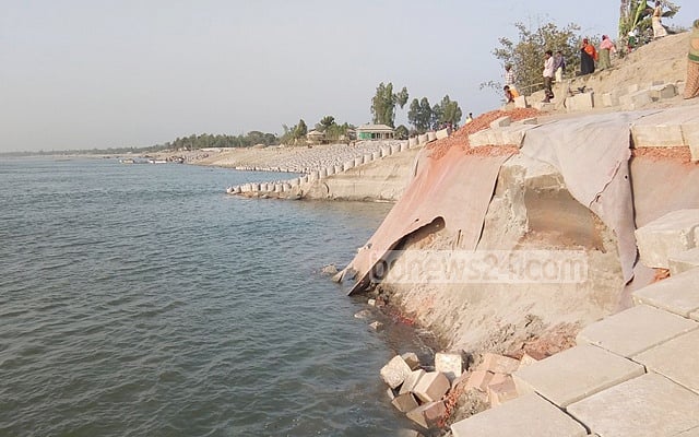 সিরাজগঞ্জে নির্মাণাধীন বাঁধে ধস