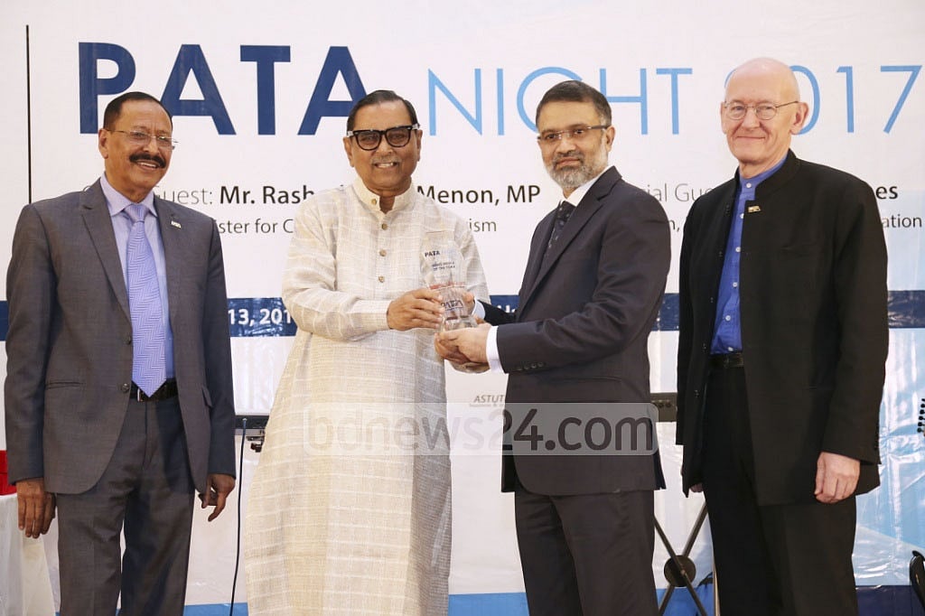 bdnews24.com’s Editor-in-Chief Toufique Imrose Khalidi receives the News Media of the Year trophy 
