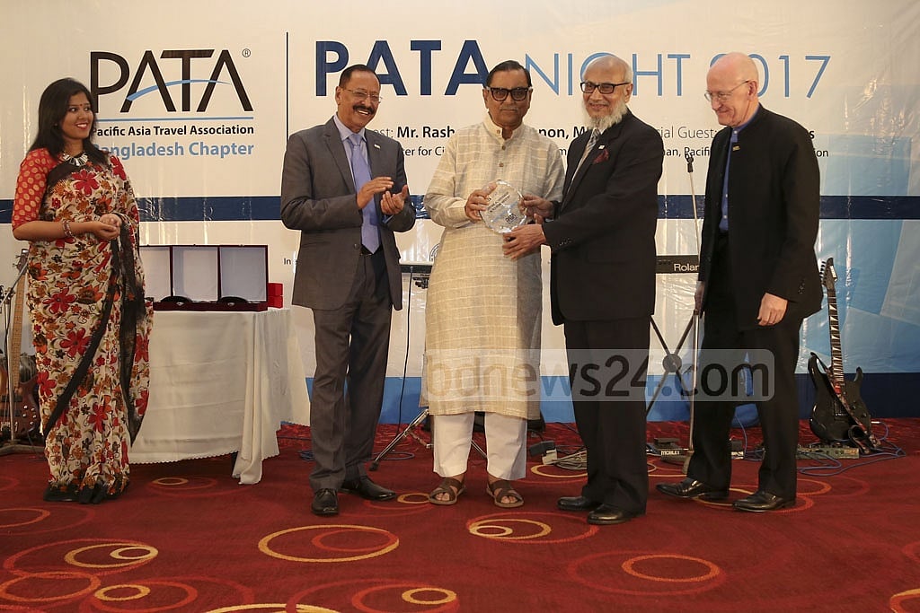 Tiger Tours CEO Abdul-Muyeed Chowdhury, former managing director of Biman and adviser to 2001 Caretaker Government, receives the award 
