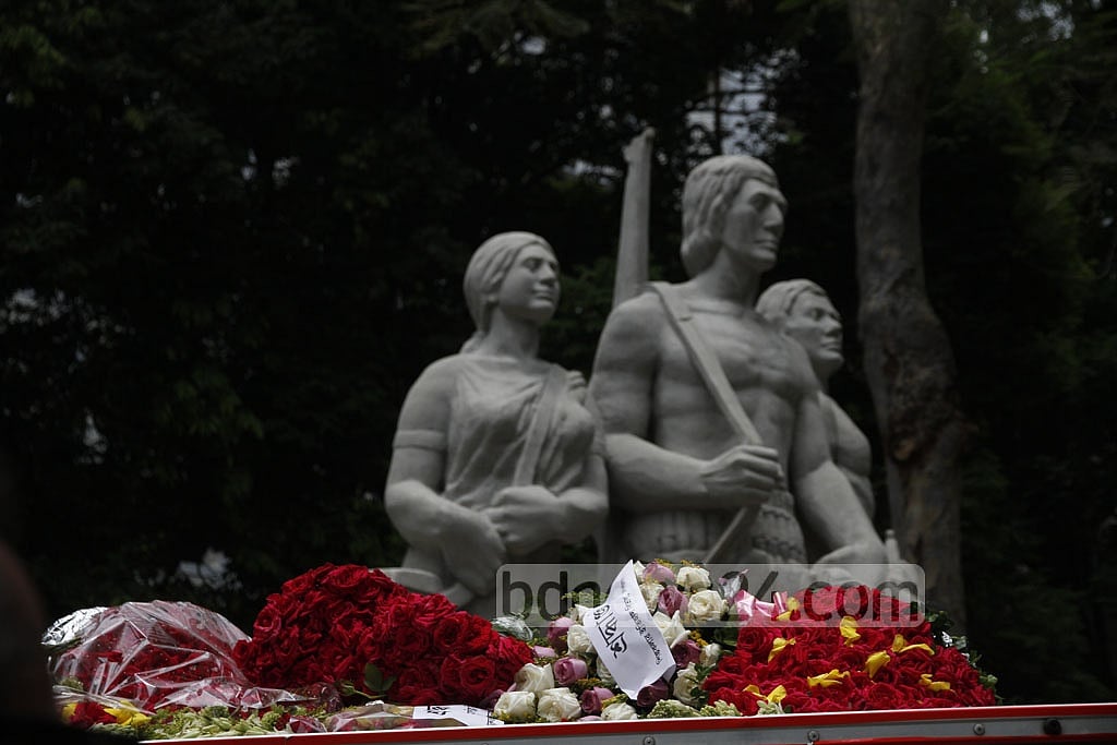 People pay their last respects to painter and sculptor Syed Abdullah Khalid at the foot of his most famous work, Aparajeyo Bangla. 
